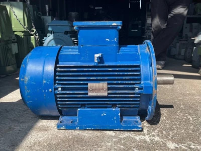 نمای روبهروی الکتروموتور استوک ELECTRO ADDA ایتالیا 15 کیلووات