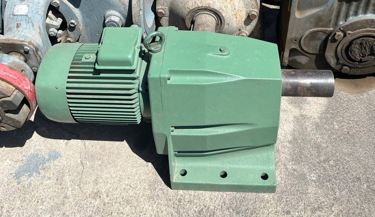 الکتروگیربکس VEM مدل ZG6 KMR A 132 S4 با توان 7.5 کیلووات و دور 31.5 دور بر دقیقه نمای بالا