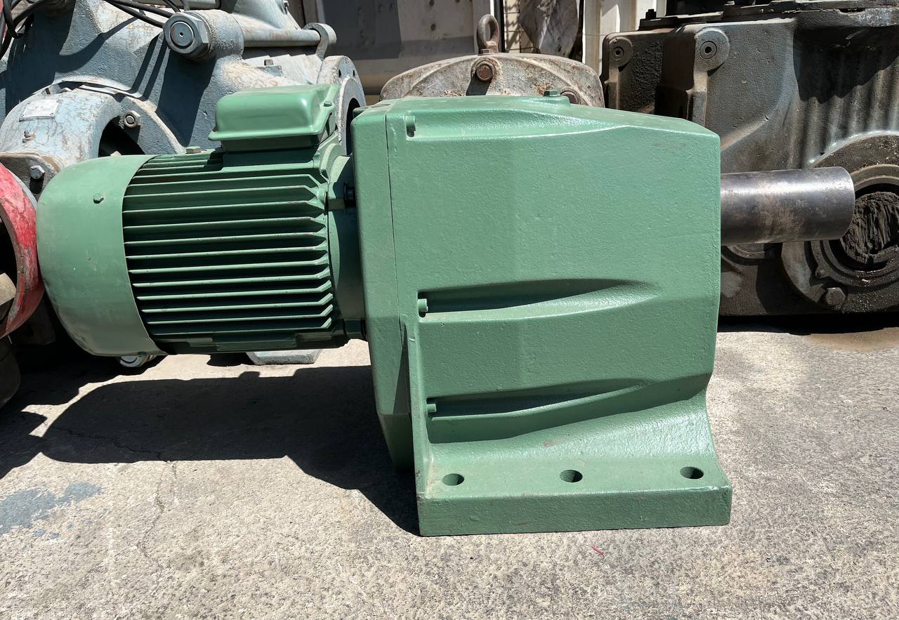 الکتروگیربکس VEM مدل ZG6 KMR A 132 S4 با توان 7.5 کیلووات و دور 31.5 دور بر دقیقه نمای روبرو