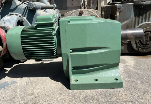 الکتروگیربکس VEM مدل ZG6 KMR A 132 S4 با توان 7.5 کیلووات و دور 31.5 دور بر دقیقه نمای روبرو