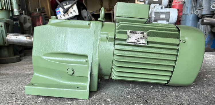 الکتروگیربکس VEM آلمان 2.2 کیلووات 100 دور نمای روبرو
