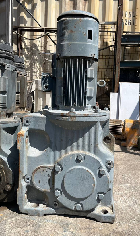 الکتروگیربکس SEW K127 آلمان 15 کیلووات 13 دور نمای روبرو