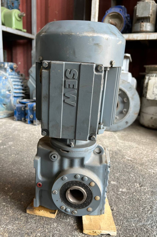 نمای بالا الکتروگیربکس SEW SA57 DT90L4 ژاپن 1.5 کیلووات