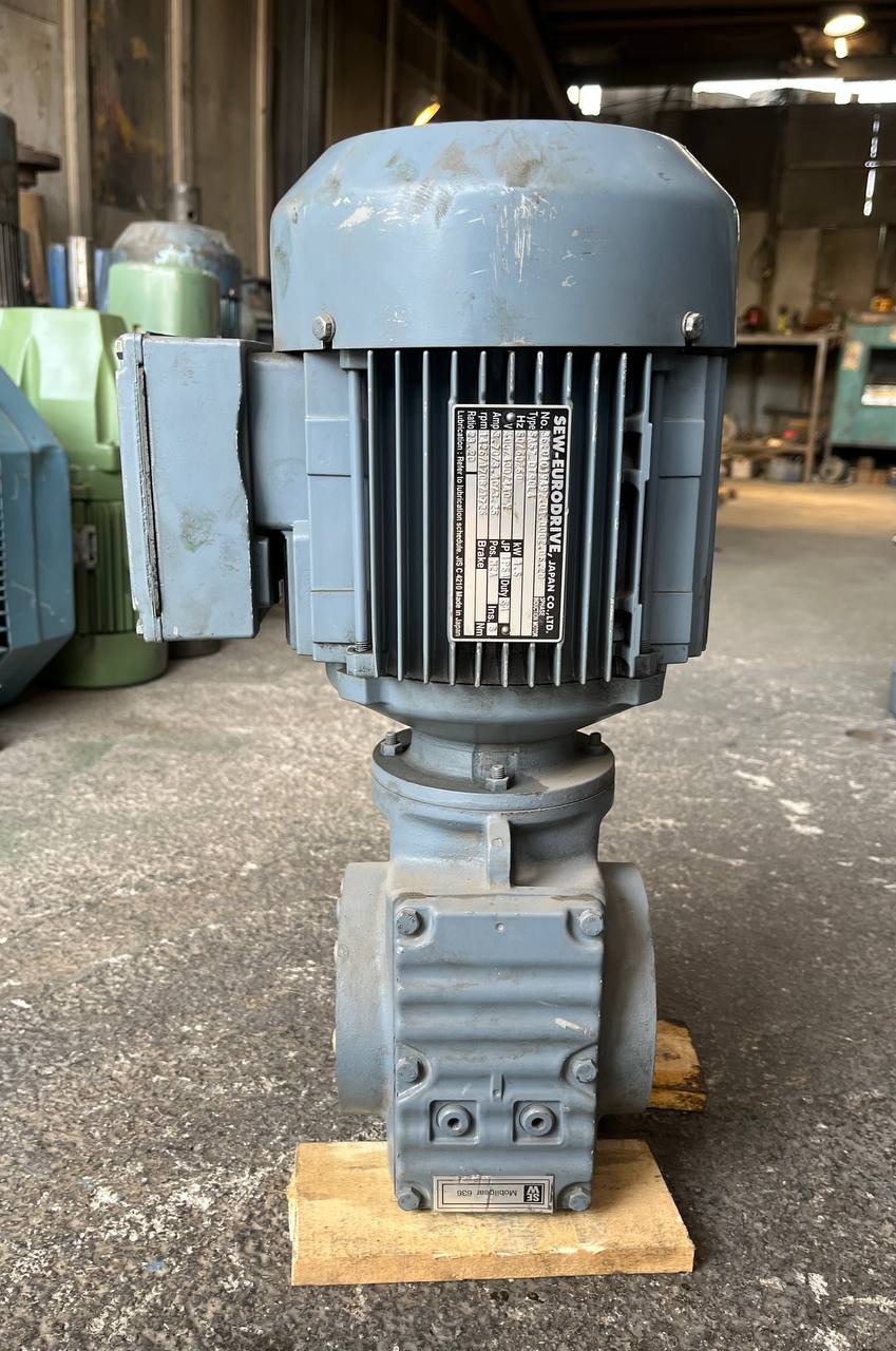 نمای روبروی الکتروگیربکس SEW SA57 DT90L4 توان 1.5 کیلووات