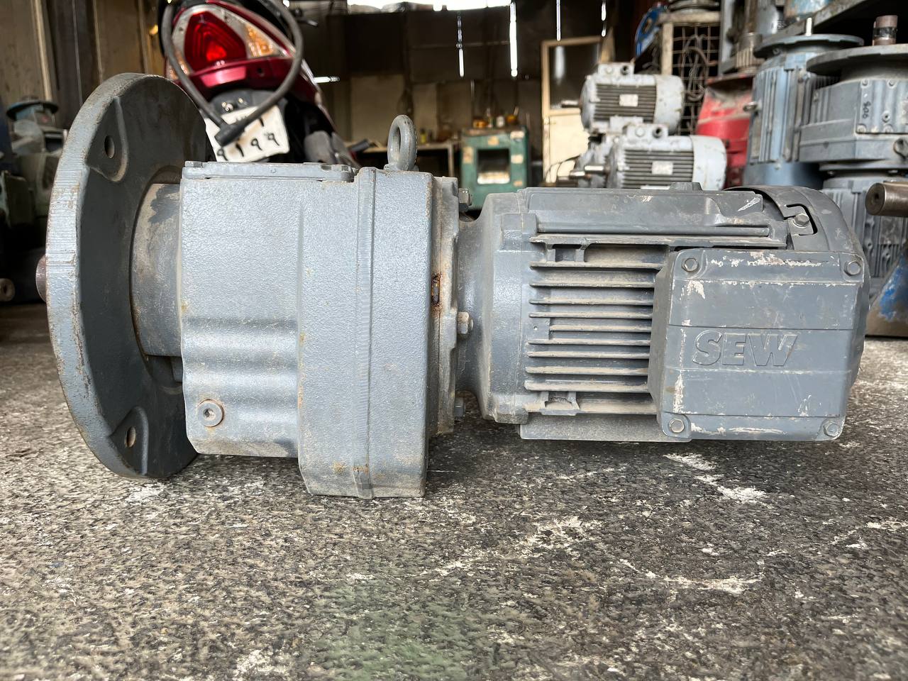 نمای روبروی الکتروگیربکس SEW RF77 DRN100LS4 ساخت آلمان