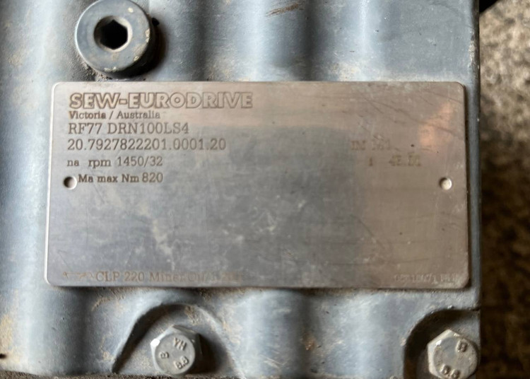 پلاک گیربکس SEW RF77 با نسبت تبدیل 45.81 و گشتاور 665 نیوتن متر