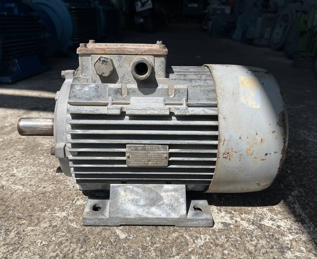 الکتروموتور SEVER یوگسلاوی 1.5 کیلووات 910 دور نمای روبه‌رو