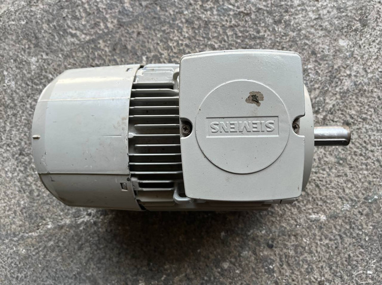 نمای بالای الکتروموتور زیمنس SIMOTICS GP مدل 1LE1002 توان 2.2 کیلووات